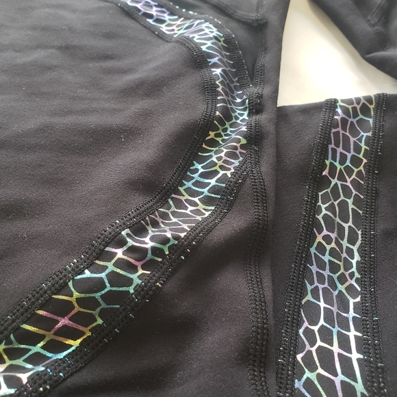 Zyia Black Reflective Serpent Leggings - Picture 5 of 6